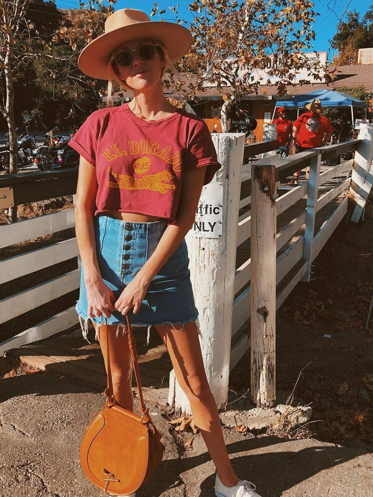 Falda vaquera y zapatillas deportivas. (Instagram/@thesaltyblonde)