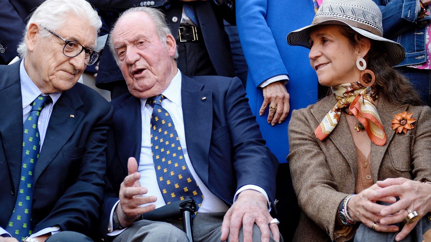 El Rey emérito, Juan Carlos de Borbón, junto a la Infanta Elena. (EFE)