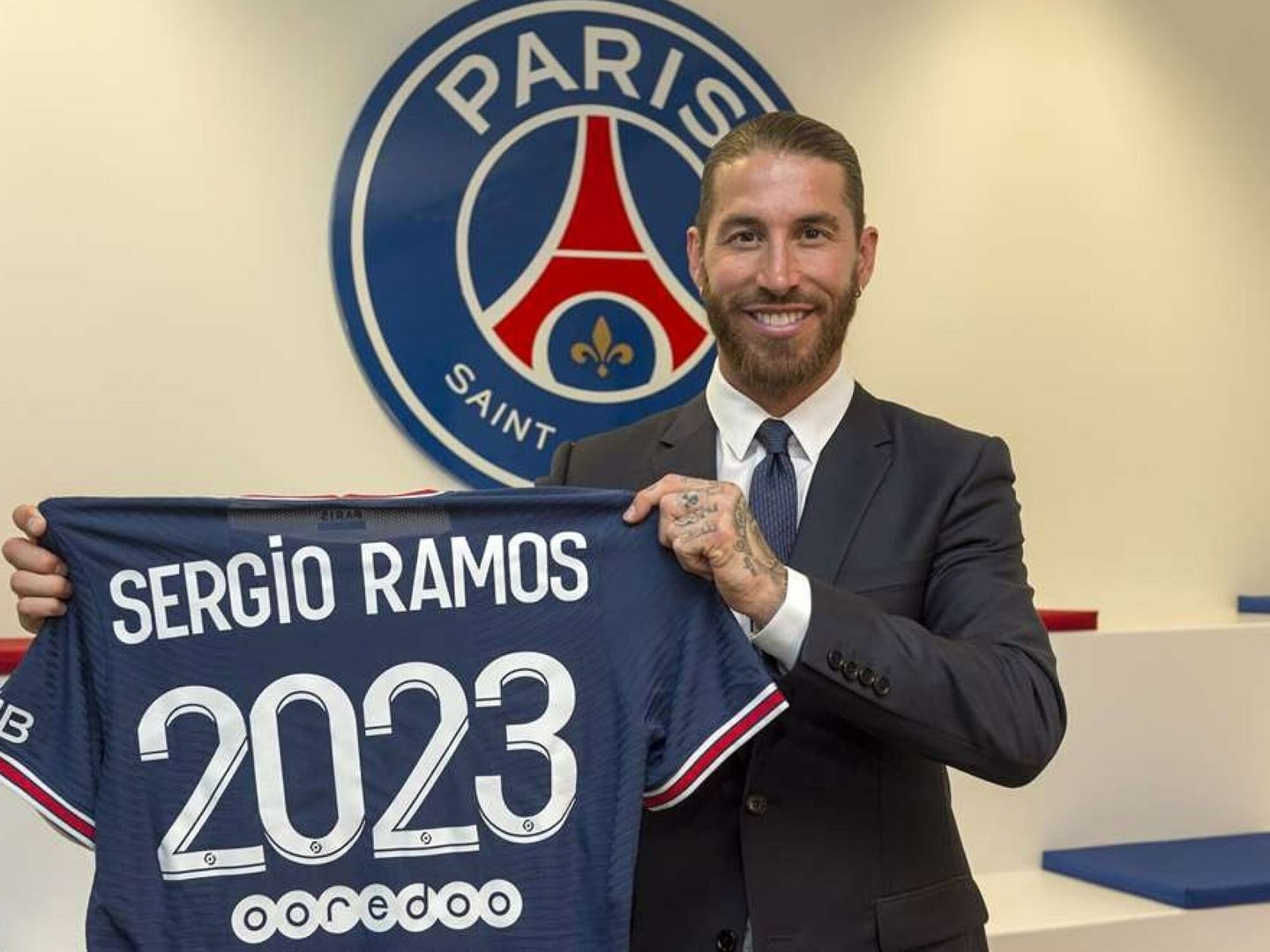 Sergio Ramos posa con la camiseta del Paris Saint-Germain en el día de su fichaje.