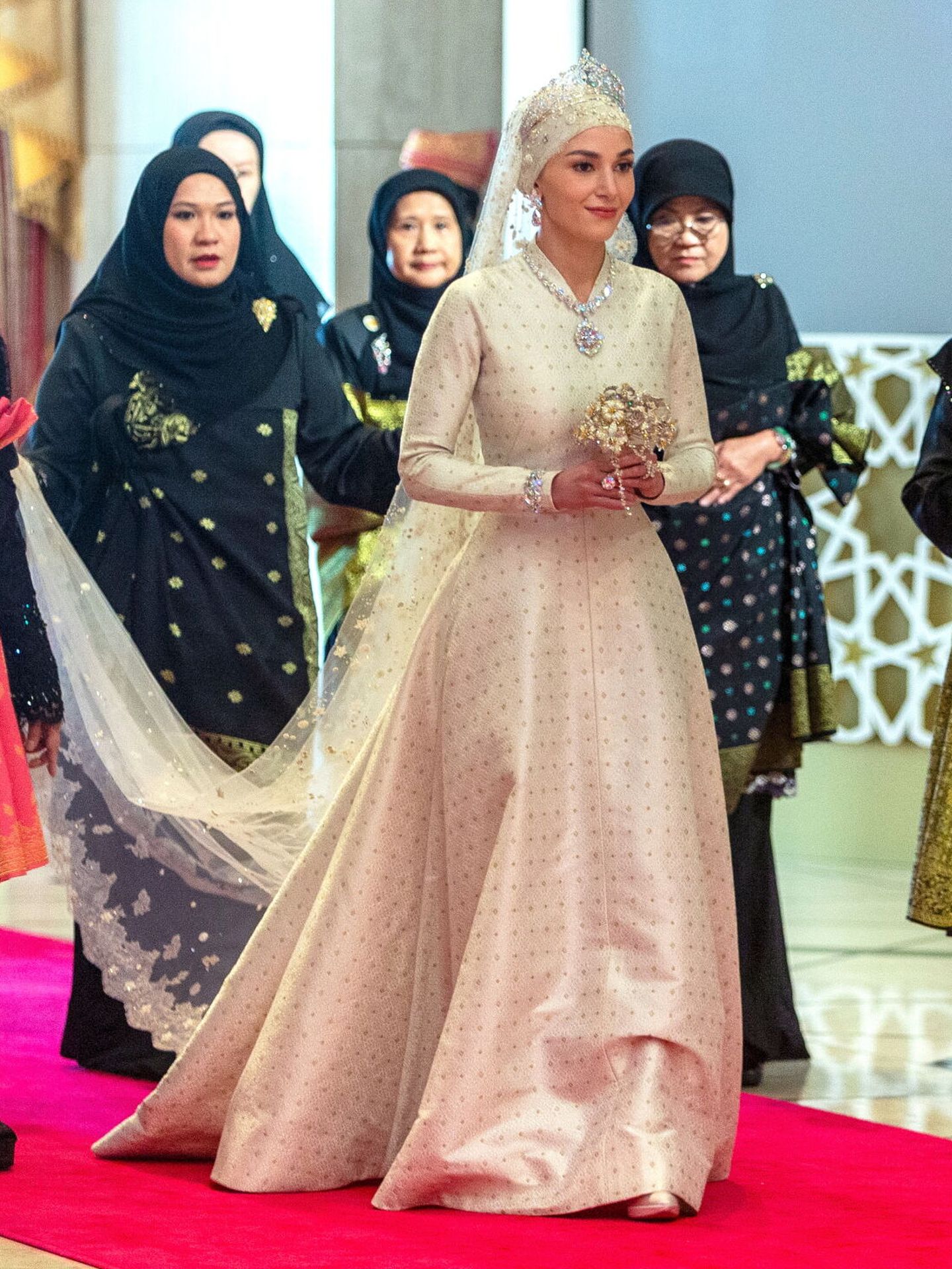 El estilismo nupcial escogido por la princesa de Brunéi para asistir a su ceremonia oficial. (EFE/Rudolf Portillo)