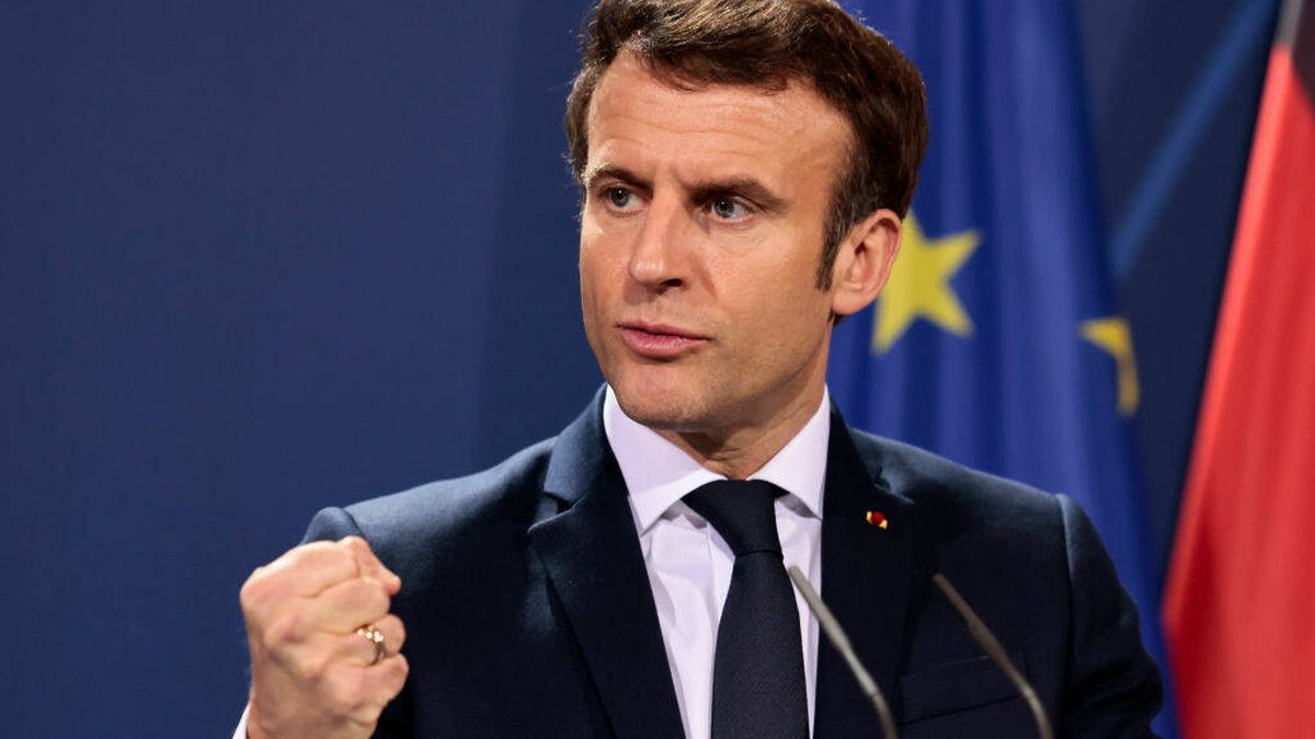 Emmanuel Macron, a lo Zelenski: desaliñado pero sexy, causa furor en el Elíseo