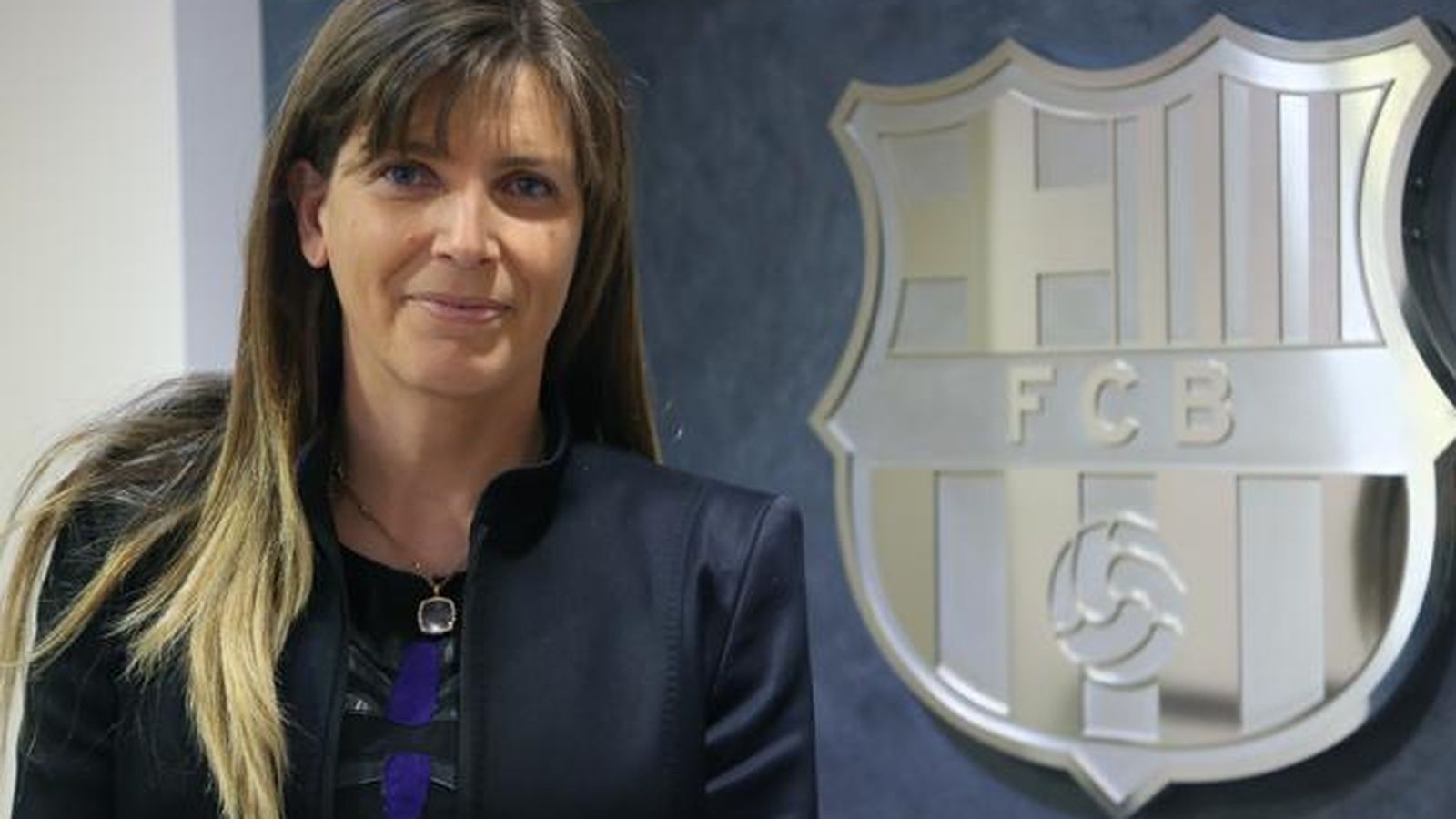 Foto: Susana Monje posa con el escudo del Barça. (www.fcbarcelona.es)
