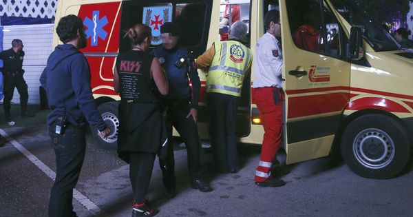 Foto: Miembros de los servicios sanitarios se llevan en ambulancia al acróbata. (EFE)