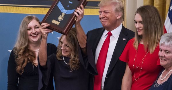 Foto: Donald J. Trump (c) entrega la Medalla de Honor a la viuda del sargento John Chapman, caído en Afganistán. (EFE)