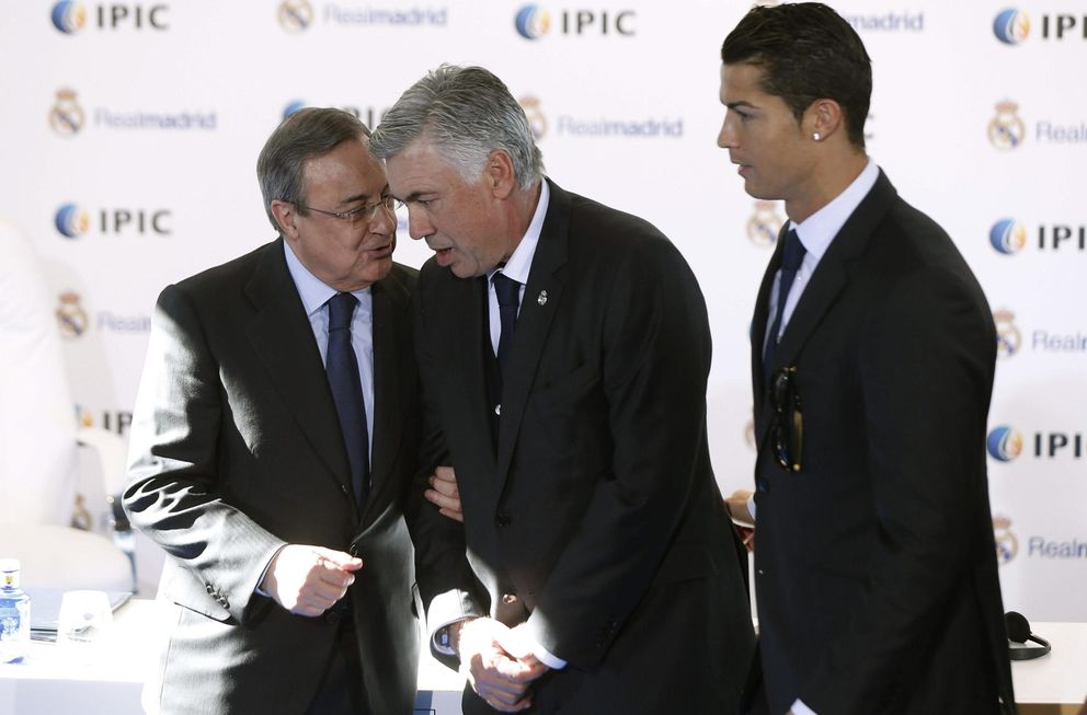 Florentino Pérez habla con Ancelotti, en presencia de Cristiano 
