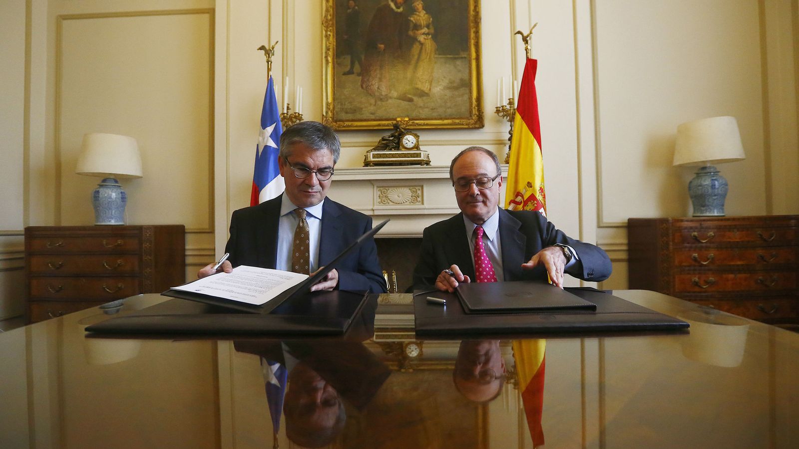 Foto: El gobernador del Banco de España, Luis María Linde, junto al presidente del Banco Central de Chile, Mario Marcel (Efe)