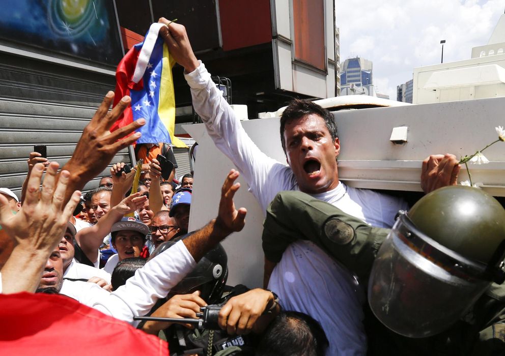 Foto: El líder opositor Leopoldo López es introducido en un vehículo de la Guardia Nacional en Caracas. (Reuters)