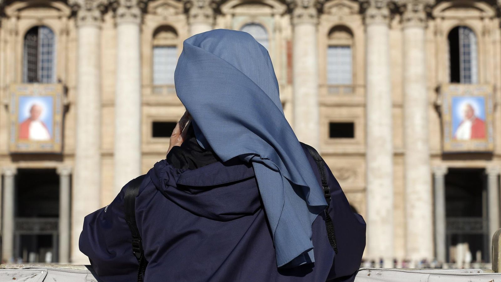 Foto: Imagen de archivo de una religiosa rezando frente al Vaticano (Reuters)