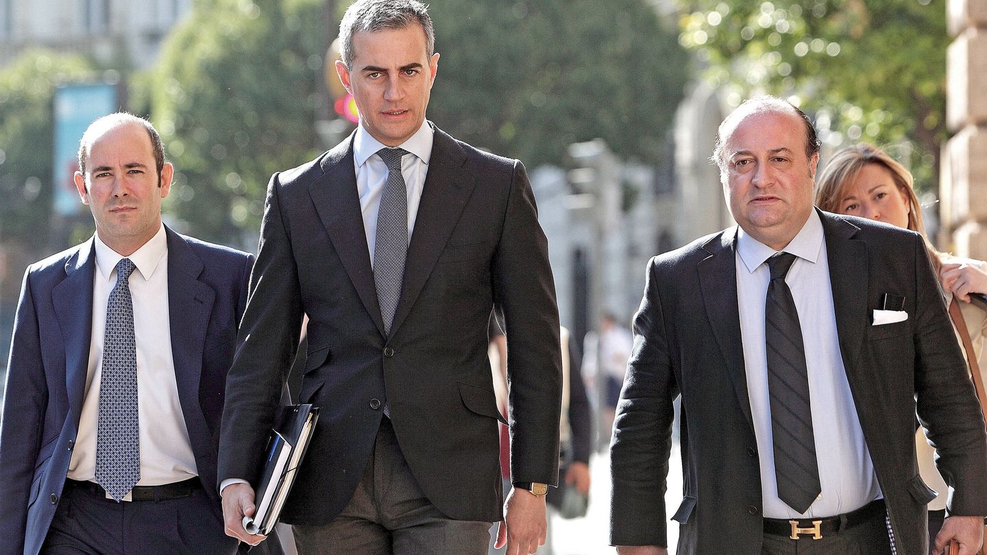 Ricardo Costa, en 2012 con sus abogados, cuando declaró como imputado en la causa por la financiación ilegal de su partido que se juzga a partir del lunes en la Audiencia Nacional. (EFE)