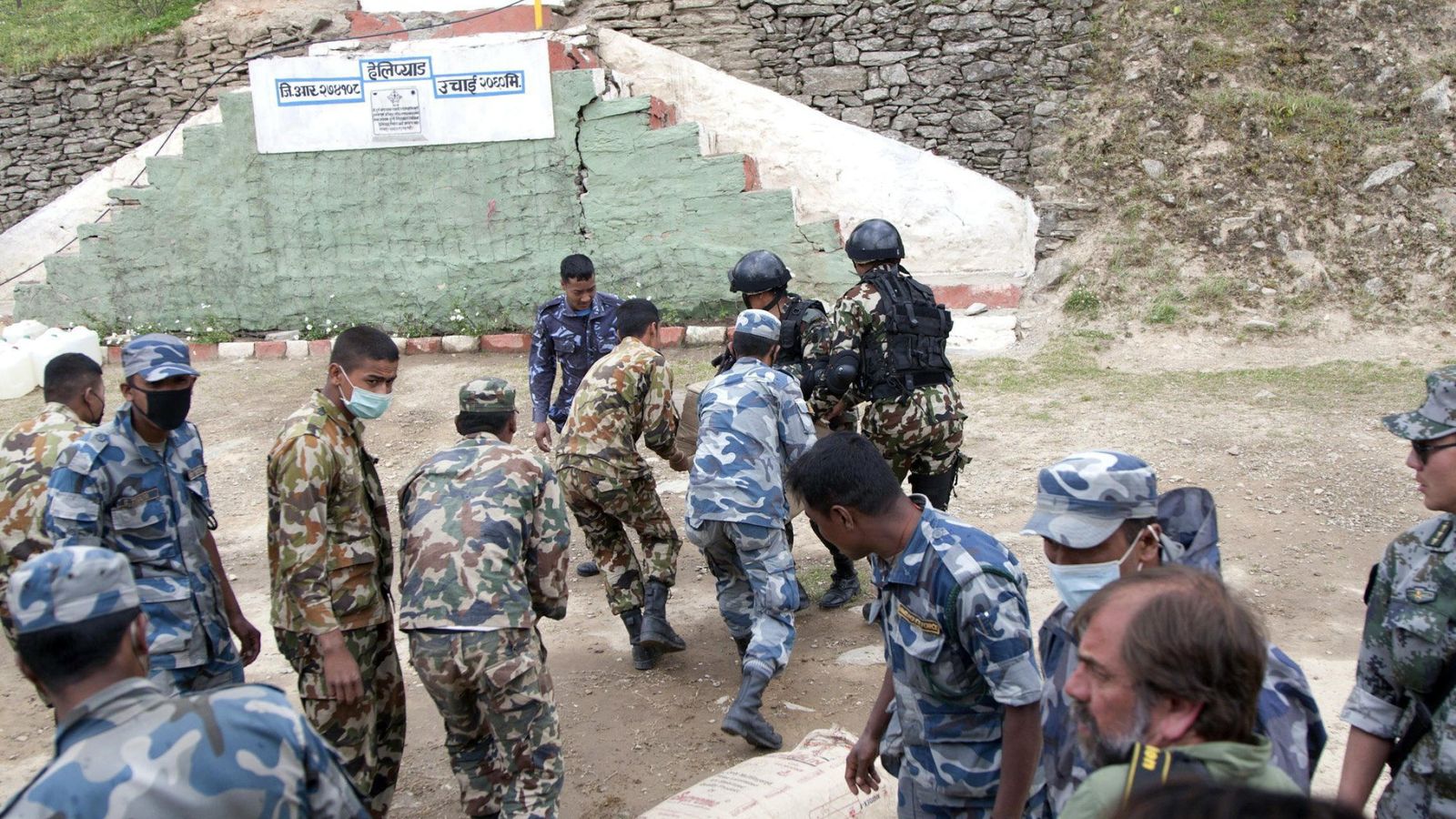 Foto: Efectivos de la Guardia Civil, en Nepal. (Efe)