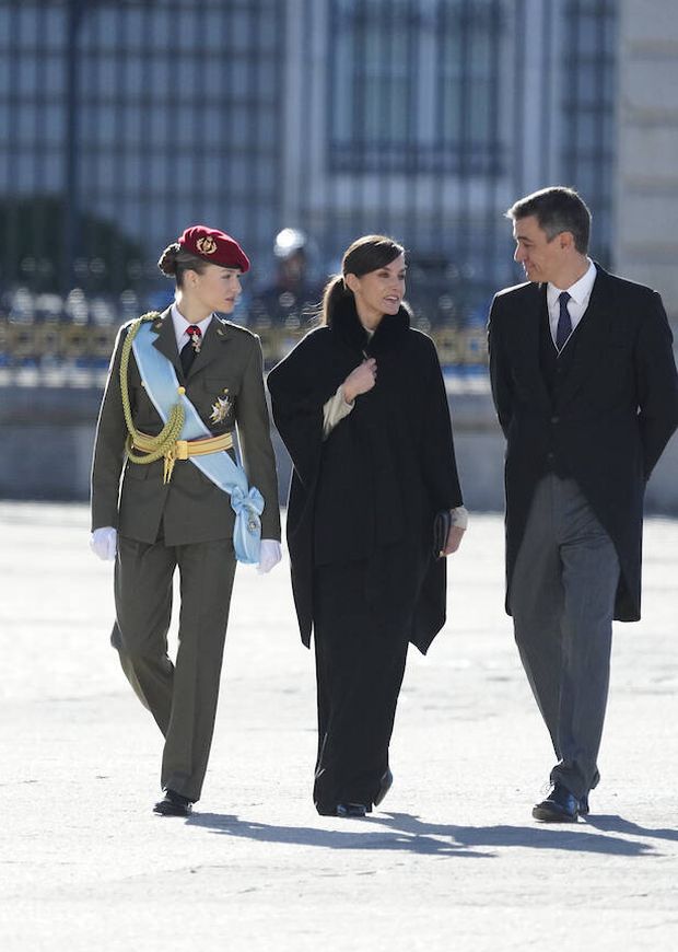 La reina doña Letizia, la princesa Leonor y el presidente del Gobierno, Pedro Sánchez. (LP)