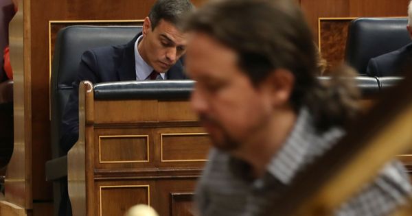 Foto: Pablo Iglesias pasa delante de Pedro Sánchez, este 22 de julio durante el debate de investidura en el Congreso. (EFE)