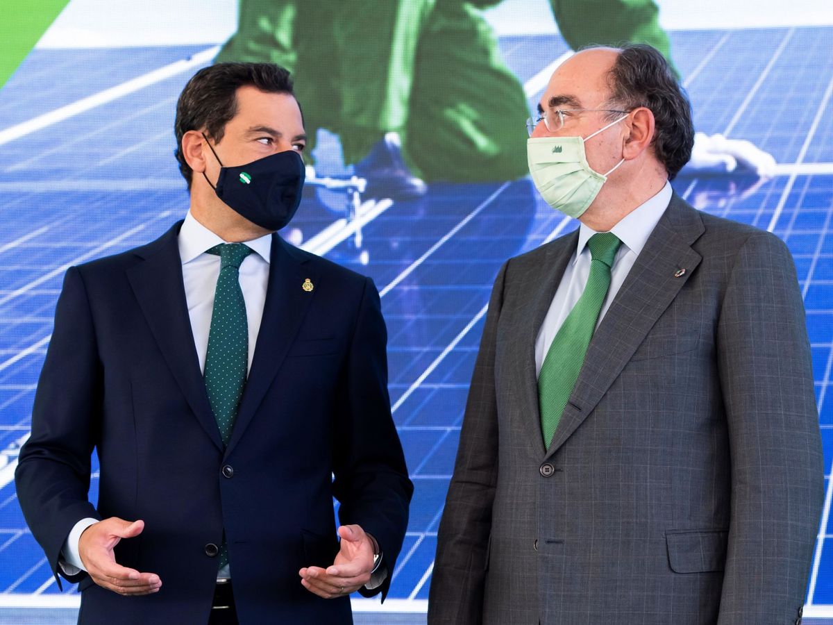 Foto: El presidente de la Junta, Juanma Moreno; y el de Iberdrola, José Ignacio Sánchez Galán, en la inauguración de la planta Andévalo en Huelva. (EFE)