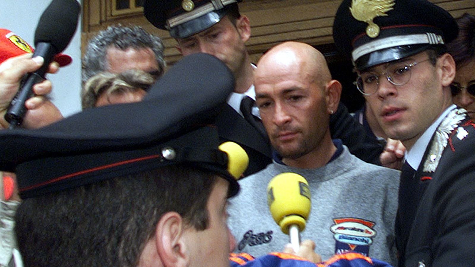 Foto: Marco Pantani sale escoltado por los carabinieri de su hotel de Madonna di Campiglio (Reuters).