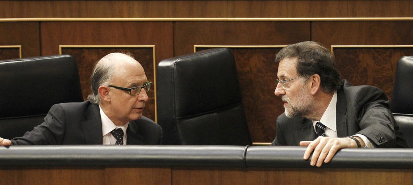 El ministro Cristóbal Montoro junto al presidente de Gobierno, Mariano Rajoy. (Gtres)