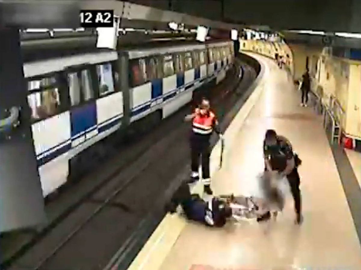 Foto: Los policías rescataron a la mujer de las vías del metro. (Twitter)