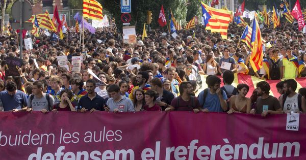 Foto: Manifestación de estudiantes en Barcelona cuatro días antes del referéndum del 1-O. (EFE)