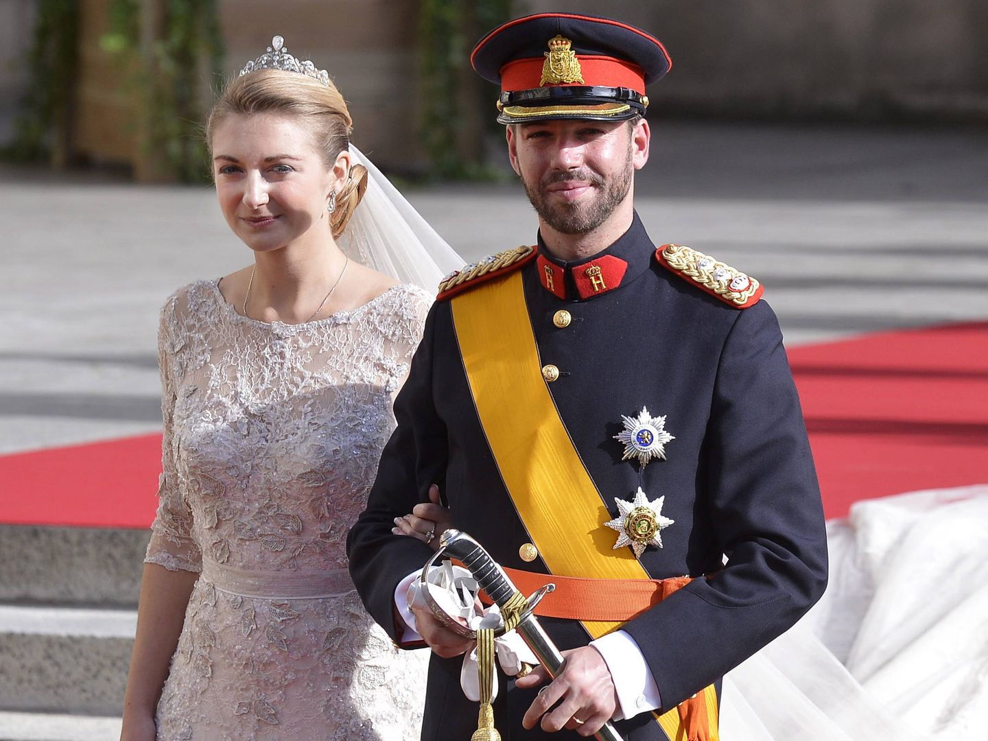 Stéphanie y Guillermo de Luxemburgo, tras su boda religiosa. (EFE)