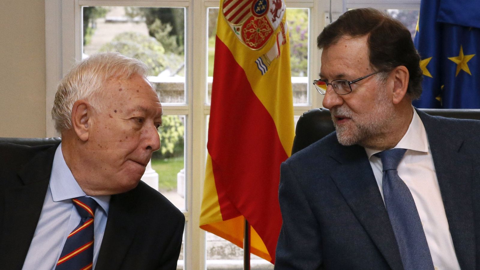 Foto: El presidente del Gobierno, Mariano Rajoy (d), junto al ministro de Asuntos Exteriores, José Manuel García-Margallo (i). (EFE)