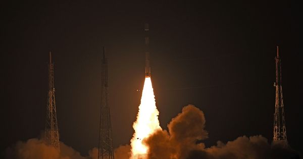 Foto: Lanzamiento de un cohete de la Organización de Investigación Espacial de la India. (EFE)