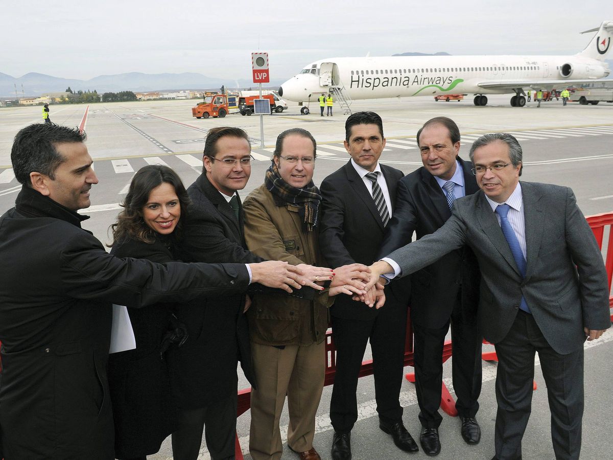 Foto: Fotografía de archivo de la inauguración del primer vuelo de Hispania Airways. (EFE)