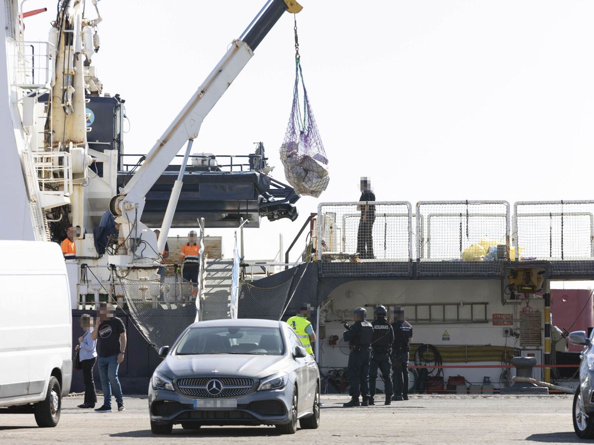 Foto: El buque de la Agencia Tributaria 'Petrel' descarga droga de una narcolancha. (EFE/Miguel Barreto)