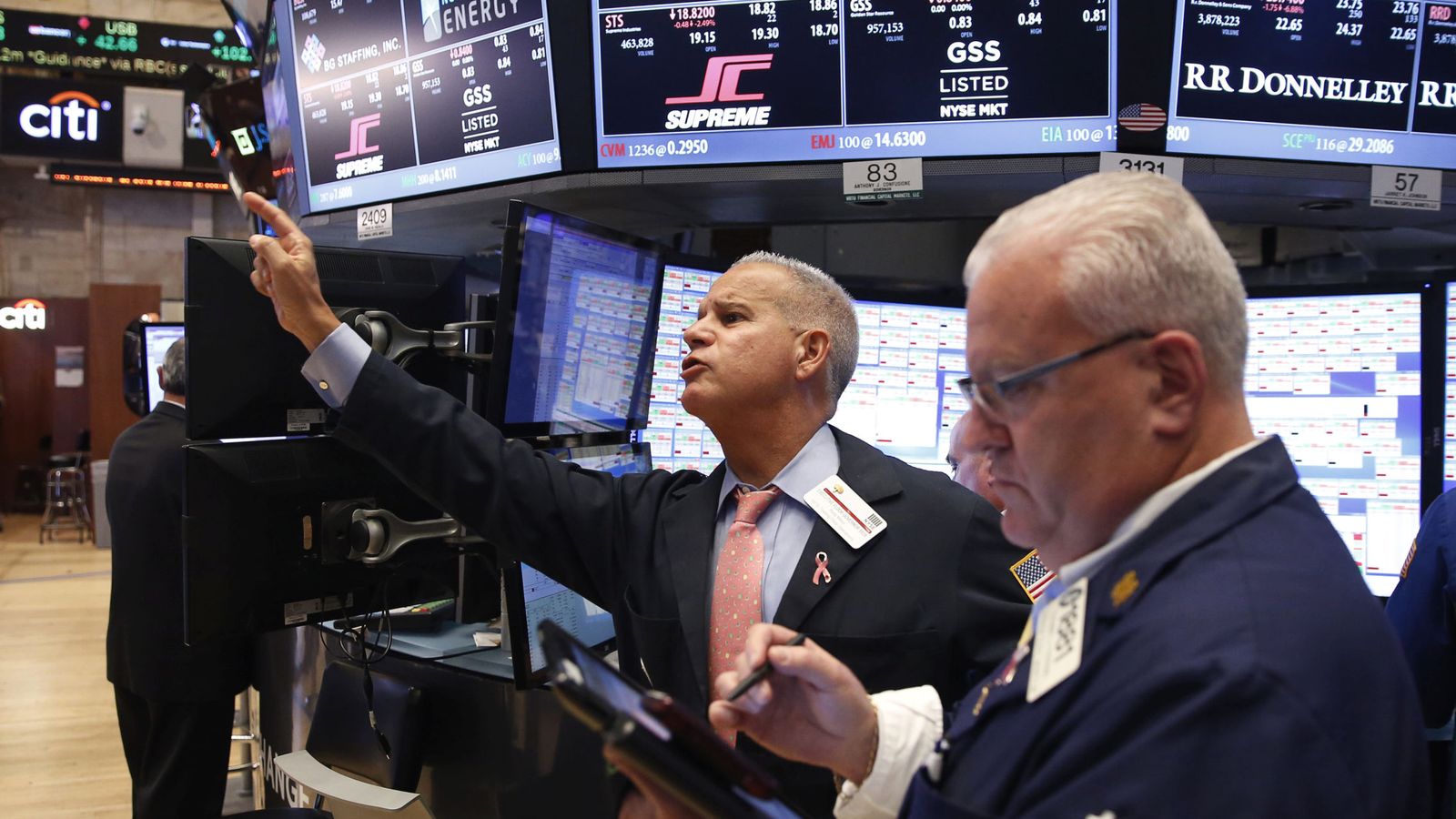 Foto: Dos traders en la bolsa de Nueva York. (Reuters)