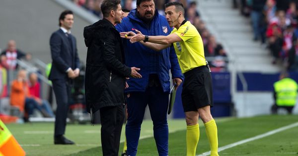 Foto: El Mono Burgos y el Cholo Simeone discuten con el árbitro. (EFE) 
