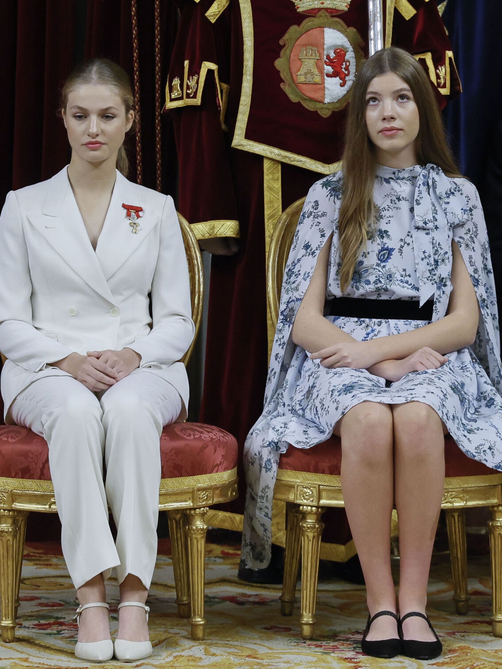 La princesa Leonor y la infanta Sofía durante su ceremonia de jura de la Constitución ante las Cortes Generales en el día de su 18 cumpleaños. (EFE/Ballesteros)