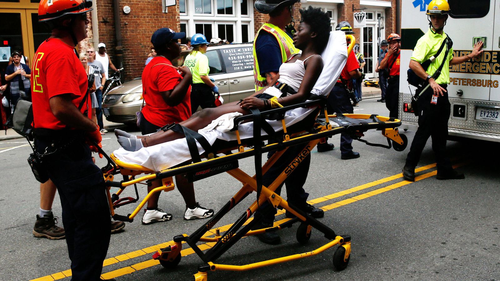 Foto: Una mujer es llevada en camilla tras resultar herida. (Reuters)