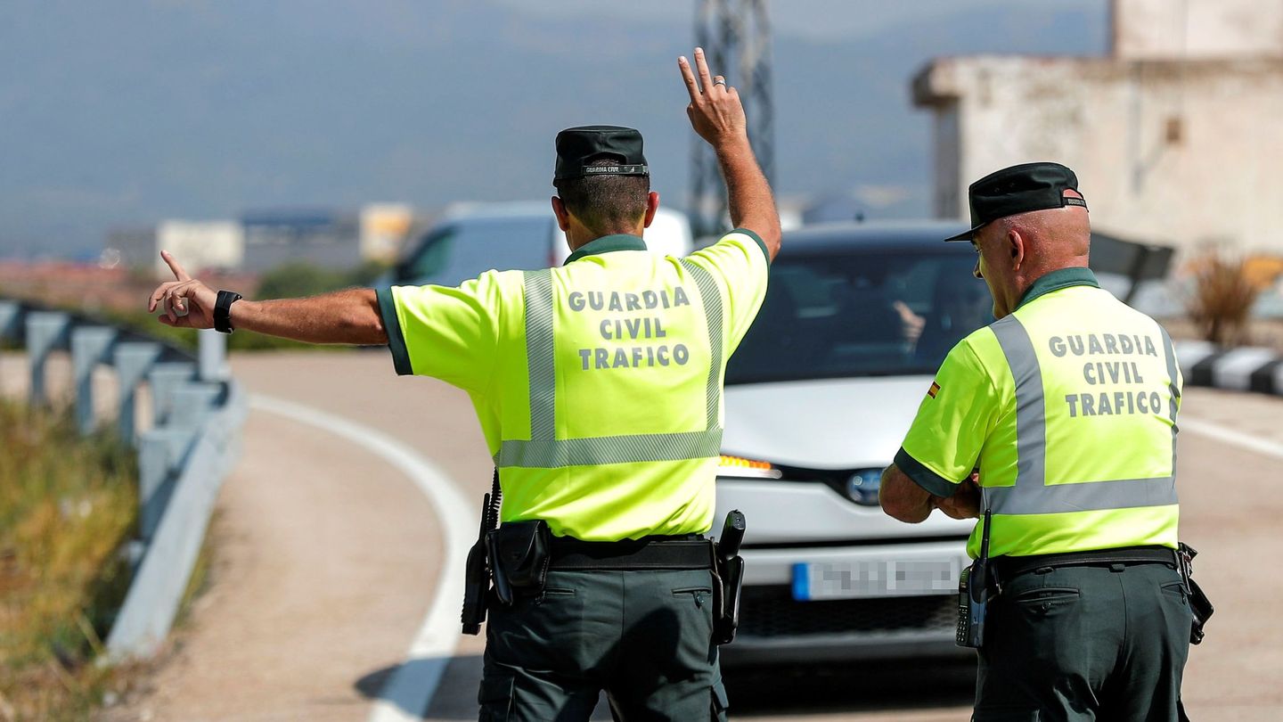 Agentes de la Guardia Civil de Tráfico dan el alto a un vehículo durante un control de velocidad. (EFE)