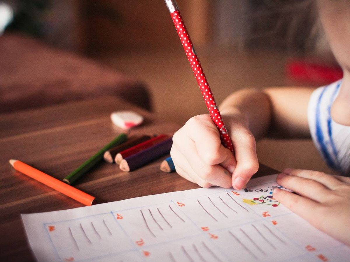 Foto: Una niña hace los deberes en el colegio. (Imagen: pexels)