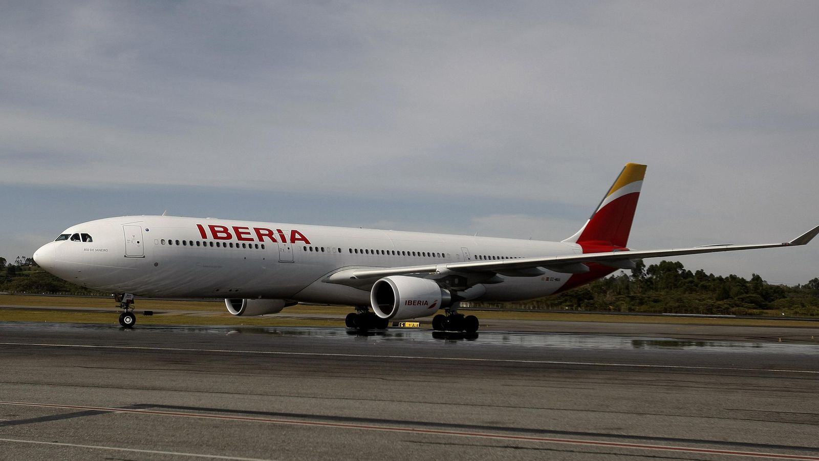 Foto: Un avión de la compañía Iberia (EFE)