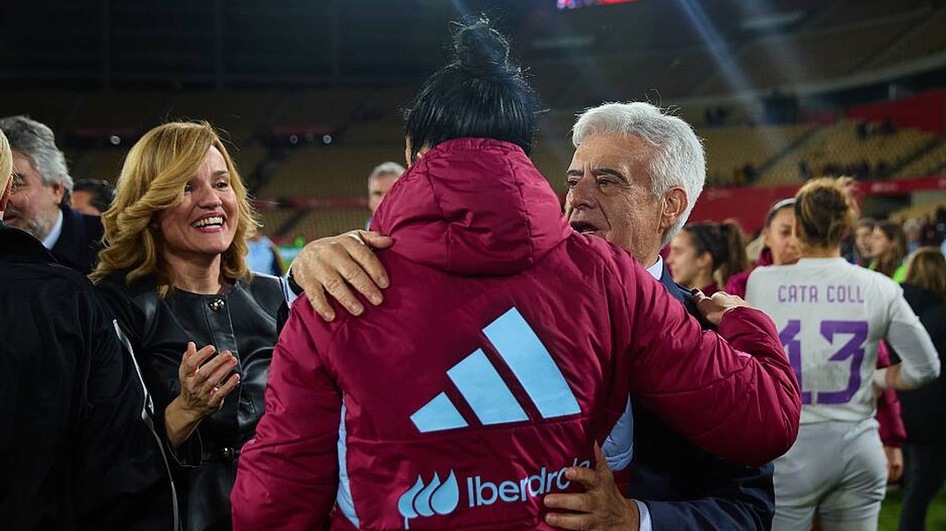 Foto: Pedro Rocha, presidente de la RFEF, saluda a la futbolista Jenni Hermoso, con la ministra de Educación y Deportes, Pilar Alegría, detrás. (RFEF)