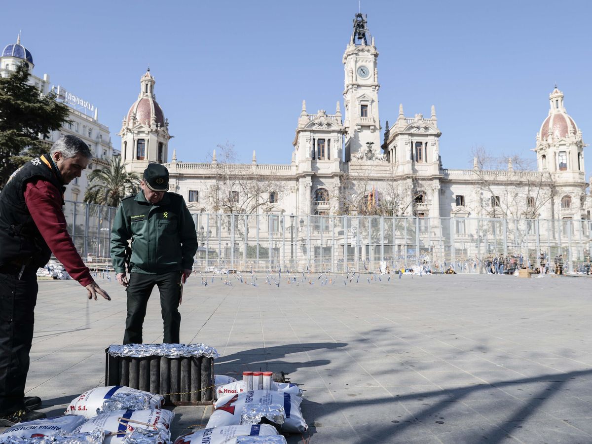 Foto: La Guardia Civil inspecciona establecimientos que venden material pirotécnico en Valencia. (EFE/Ana Escobar)