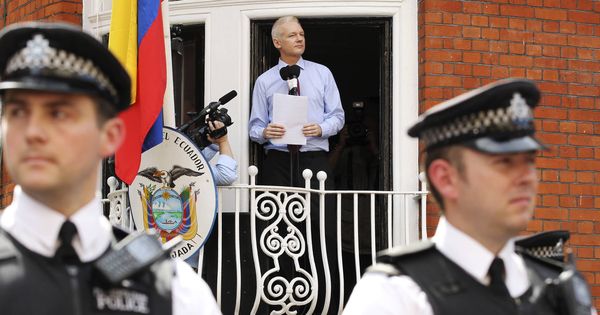 Foto: El fundador de WikiLeaks, Julian Assange,se dirige a los medios desde la embajada de Ecuador en Londres. (Reuters)