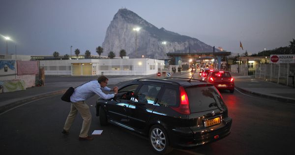 Foto: Conductores hacen una fila para entrar en el territorio británico de Gibraltar. (Reuters)