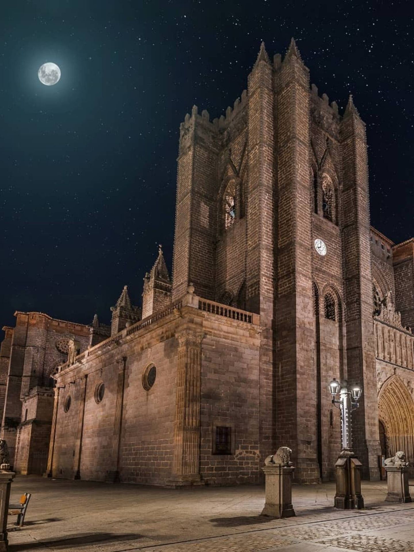 La catedral de Ávila en una fotografía nocturna. (Instagram/@catedralavila)
