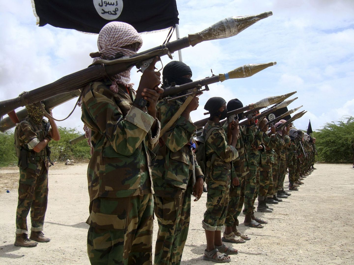 Miembros de Al Shabaab desfilan tras completar su entrenamiento, en Mogadiscio, en octubre de 2010. (Reuters)