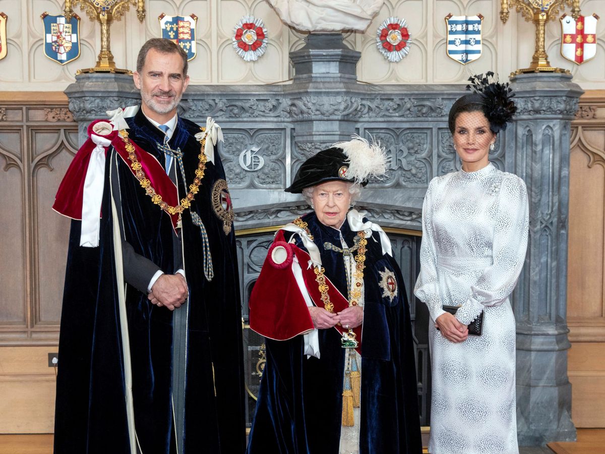 Foto: Los reyes Felipe y Letizia, con Isabel II en 2019. (Reuters/Pool/Steve Parsons)