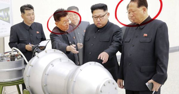 Foto: Ri Hong-sop (izquierda) y Hong Sung-mu (derecha) flanquean a Kim Jong-un en la reciente foto de propaganda sobre la bomba-H. (Reuters/E. Villarino)