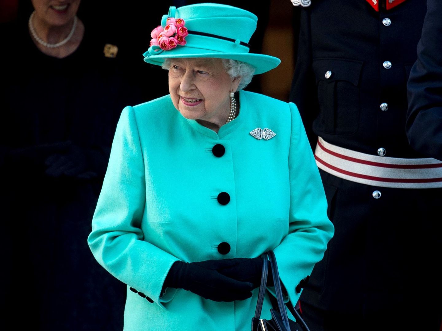 La reina Isabel II visita el centro comercial The Lexicon en Bracknell. (EFE)