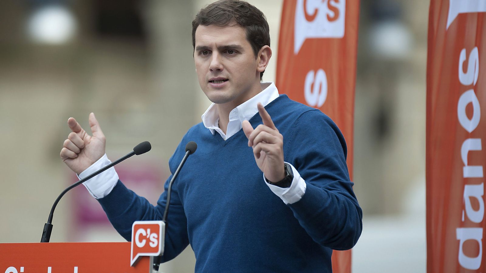 Foto: El candidato de Ciudadanos, Albert Rivera, durante su intervención en el acto político que se ha celebrado en la Plaza de Pombo de Santander. (EFE)