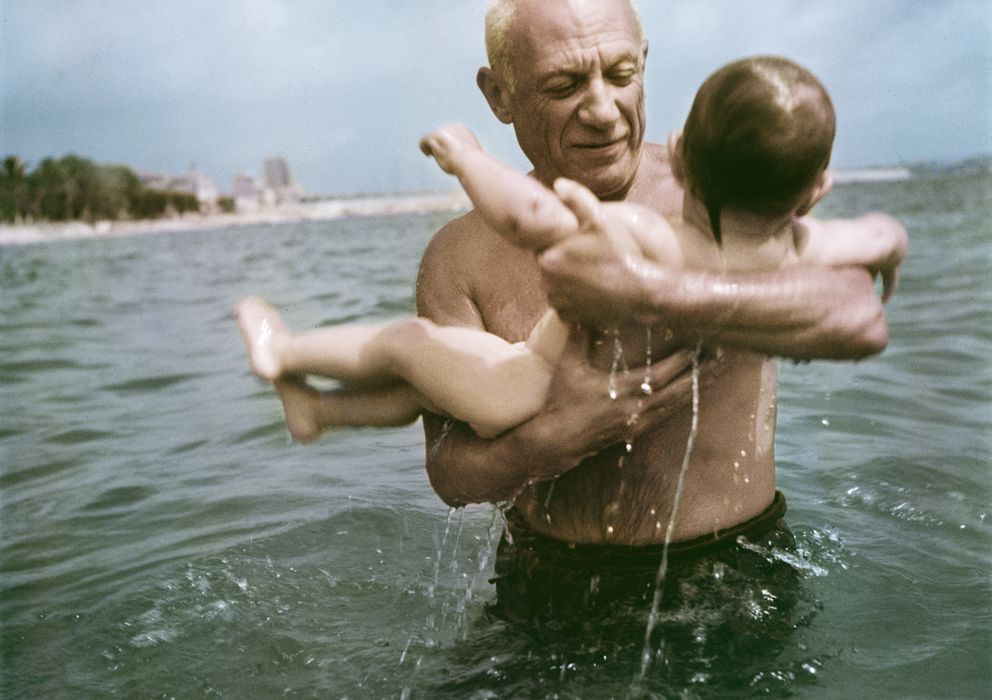 Foto: Picasso juega con su hijo Claude en una playa francesa (Capa/IPC)