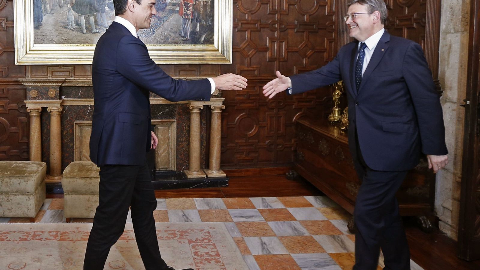 Foto: Ximo Puig recibe a Pedro Sánchez en el Palau de la Generalitat Valenciana, este 19 de mayo. (EFE)