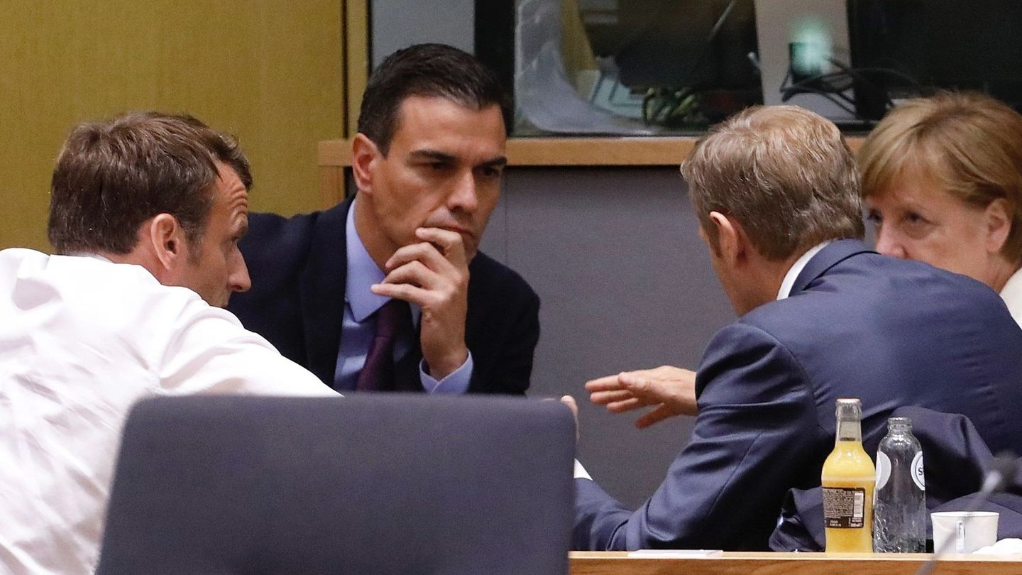De izquierda a derecha, Macron, Sánchez, Merkel y Tusk discuten sobre los puestos de poder europeos. (EFE)