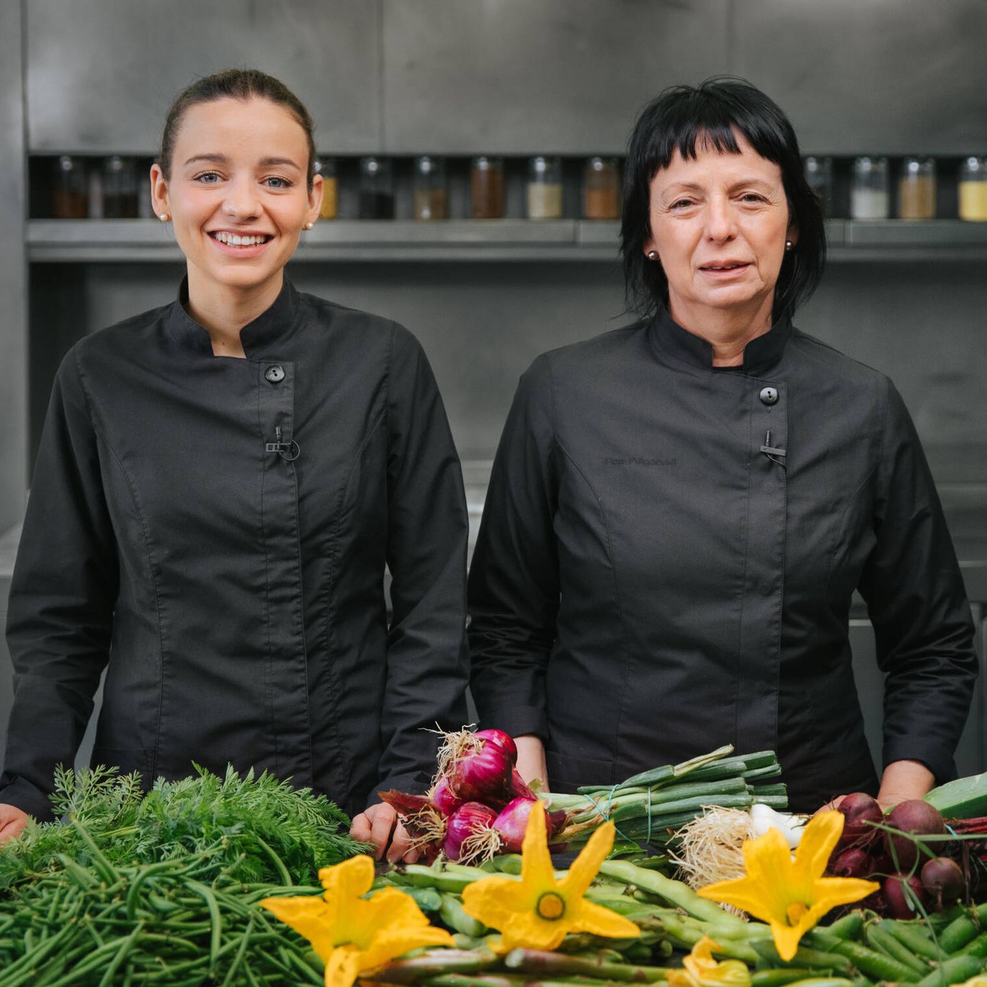 Las muy sostenibles Martina Puigvert y Fina Puigdevall —hija y madre— del restaurante Les Cols, en Olot. (Cortesía) 