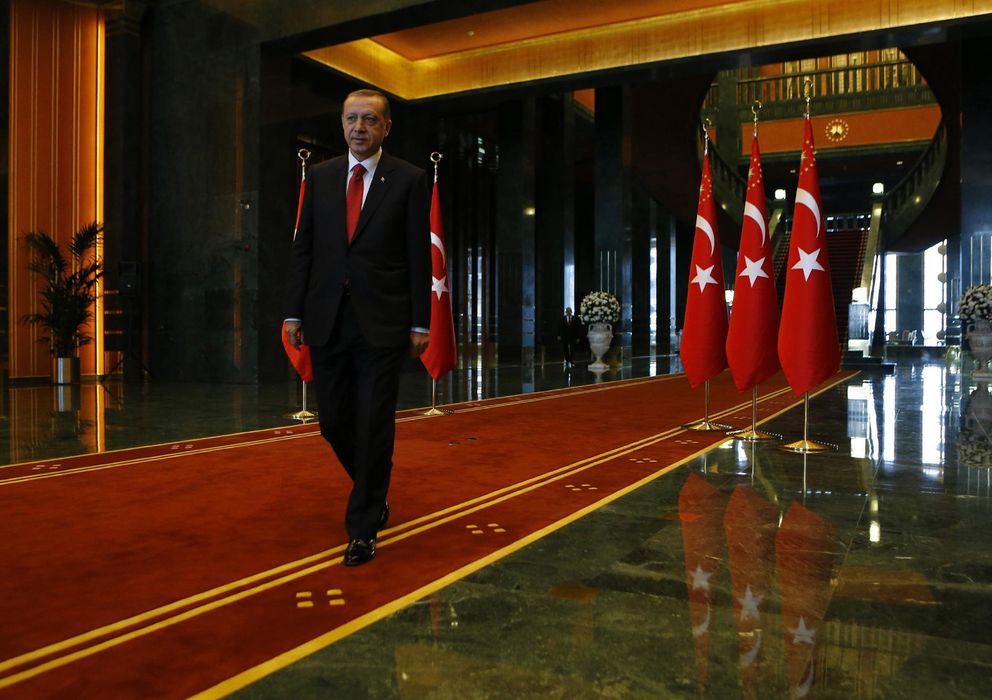 Foto: Erdogan abandona una ceremonia de aniversario de la República celebrada en el nuevo palacio presidencial, en Ankara. (Reuters)