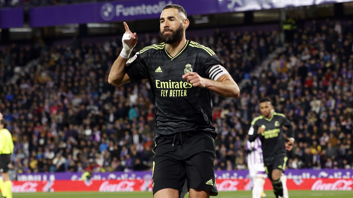 Karim Benzema celebra tras marcar el primer gol ante el Valladolid. (EFE/R. García)