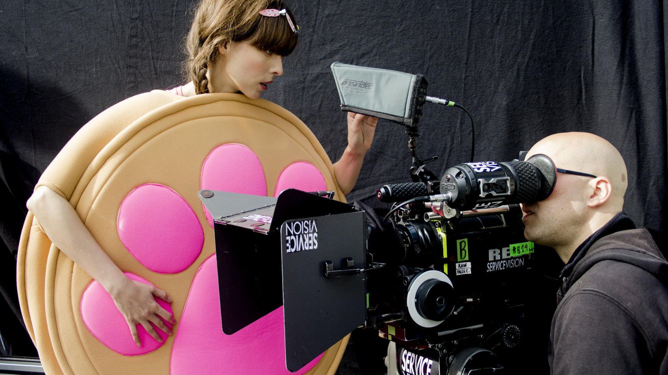 Foto: Leticia Dolera en un momento del rodaje de 'Requisitos para ser una persona normal', producida por Telefónica Studios.